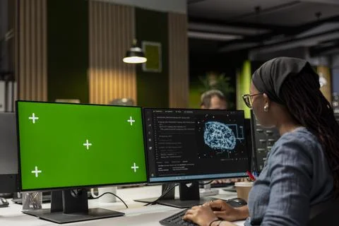 Programmer utilizing AI software on green screen PC to optimize performance Foto stock