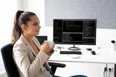 Programmer Woman Coding On Computer 스톡 사진