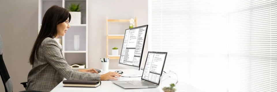 Programmer Woman Coding On Computer 스톡 사진