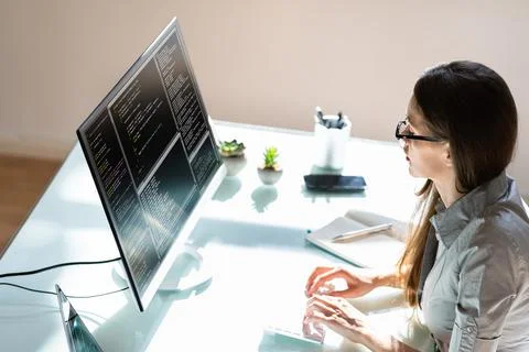 Programmer Woman Coding On Computer 스톡 사진