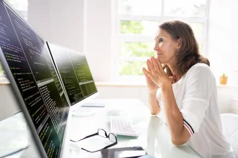 Programmer Woman Coding Stock-Fotos