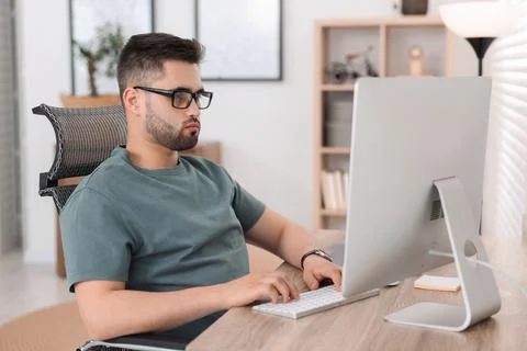 Programmer working with computer at desk in office Foto stock