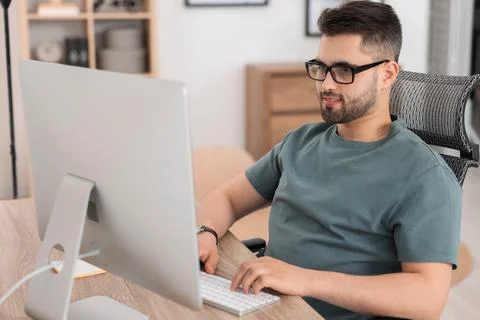 Programmer working with computer at desk in office Foto stock