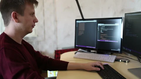 Programmer working on the computer. Edit program code Vidéo 63421228