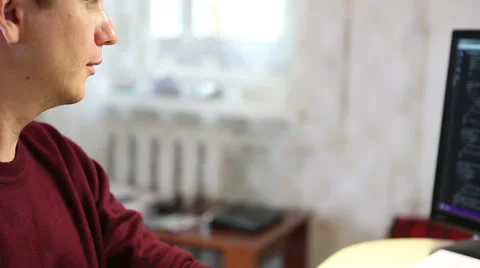 Programmer working on the computer. Edit program code Vidéo 63421246