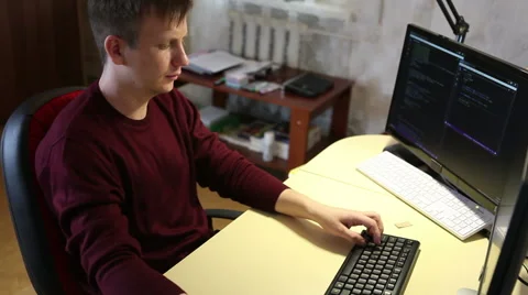 Programmer working on the computer. Edit program code Vidéo 63421248