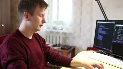 Programmer working on the computer. Edit program code Vidéo 63421256