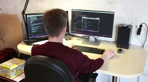 Programmer working on the computer. Edit program code Vidéo 63421263