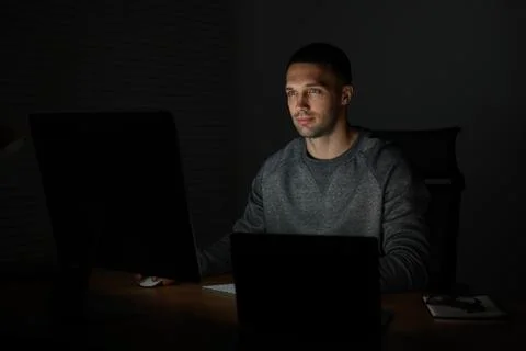 Programmer working on computer indoors at night Foto stock