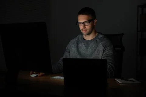Programmer working on computer indoors at night Foto stock