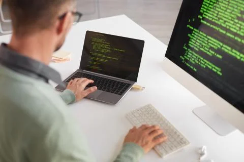 Programmer working on computer Stock-Fotos