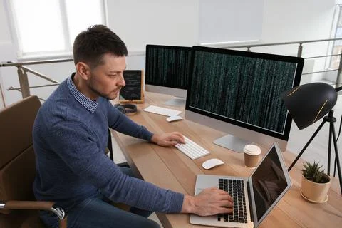 Programmer working at desk in modern office Foto stock