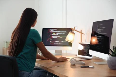 Programmer working at desk in modern office Foto stock
