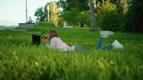 Programmer Working on Grass with Laptop and Apple in Urban Park 스톡 동영상 302577015