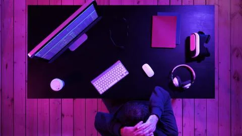 A programmer working on his computer having pain in his neck. Foto stock