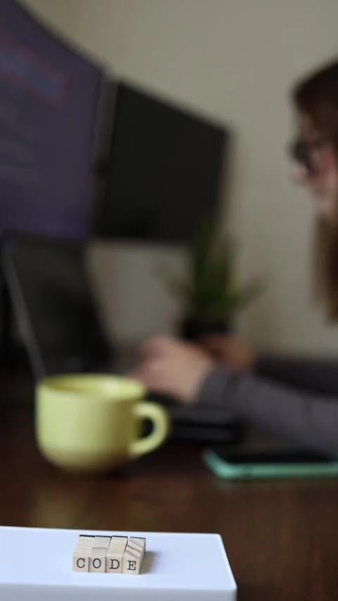Programmer working from home Vidéo 337336794