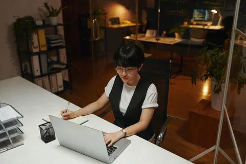 Programmer Working Late at Night Stock-Fotos