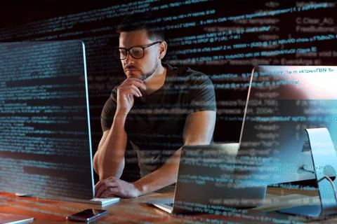 Programmer working in modern office at night Foto stock