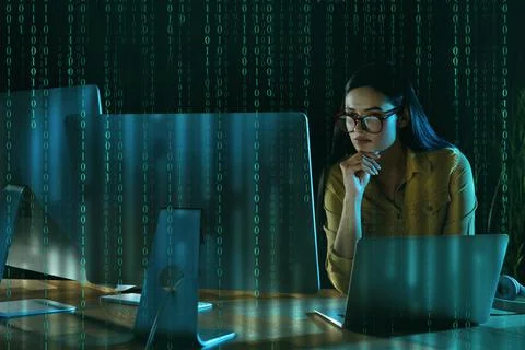Programmer working in modern office at night Foto stock