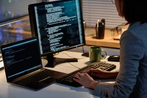 Programmer working with security codes on computer Stockfoto's