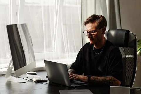 Programmer working in a software developing company office Stockfoto's
