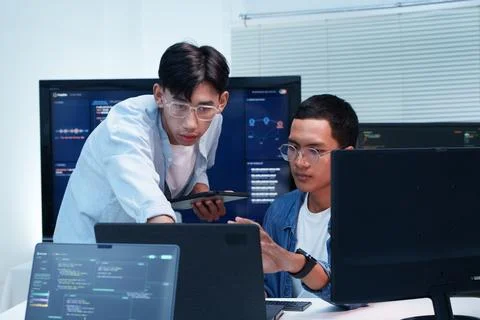 Programmers Collaborating on Digital Code and AI Development Stockfoto's