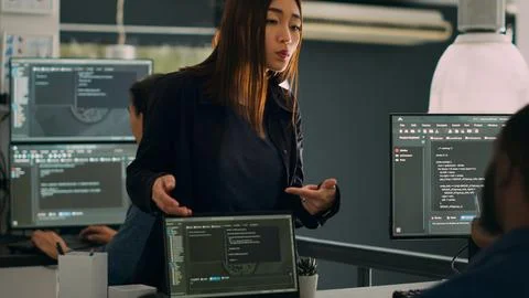 Programmers collaborating on group project talking about coding algorithm Foto stock