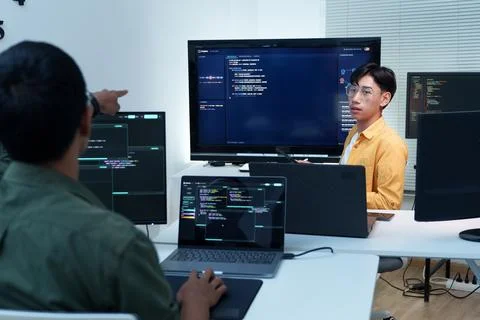 Programmers Collaborating on Software Development and Digital Coding Stockfoto's