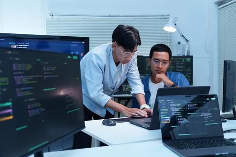 Programmers Collaborating on Software Development and Code Review Foto stock