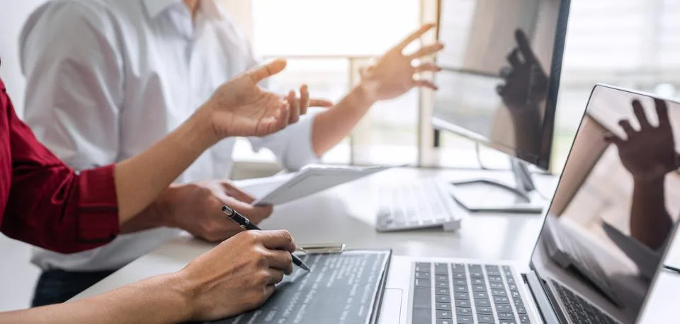 Programmers cooperating at Developing programming and website working in a so Stock-Fotos