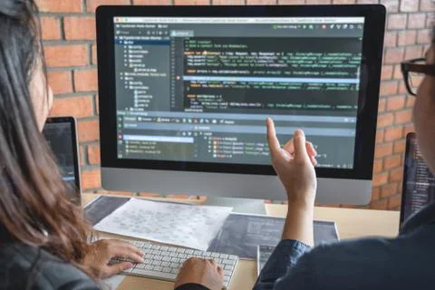 Programmers cooperating at Developing programming and website working in a so Stock-Fotos