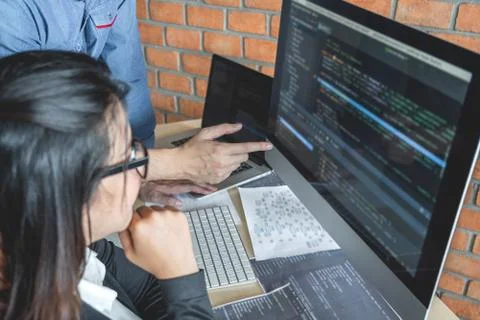 Programmers cooperating at Developing programming and website working in a so Stock-Fotos