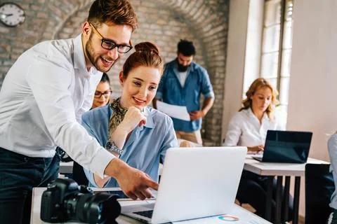 Programmers cooperating at IT company developing apps. Business people tech.. Foto stock