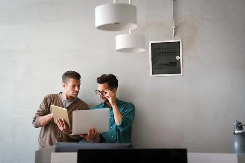 Programmers cooperating at IT company developing apps. Business people tech.. Foto stock