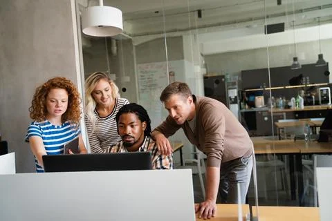 Programmers cooperating at IT company developing apps. Business people tech.. Foto stock