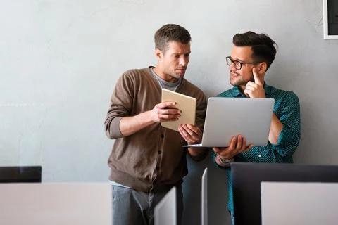 Programmers cooperating at IT company developing apps. Business people tech.. Foto stock