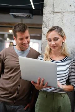 Programmers cooperating at IT company developing apps. Business people tech.. Foto stock