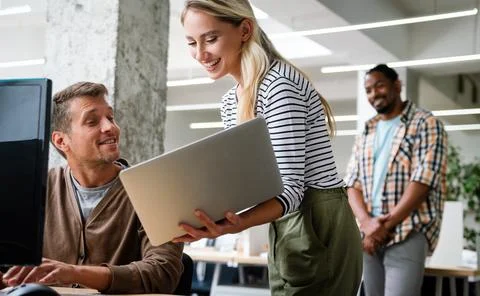 Programmers cooperating at IT company developing apps. Business people tech.. Foto stock