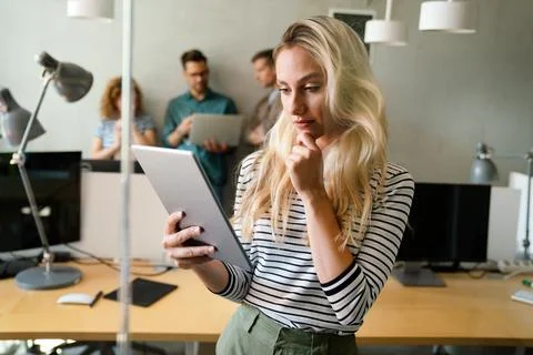 Programmers cooperating at IT company developing apps. Business people tech.. Foto stock