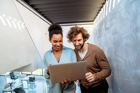 Programmers cooperating at IT company developing apps. People business work.. Foto stock