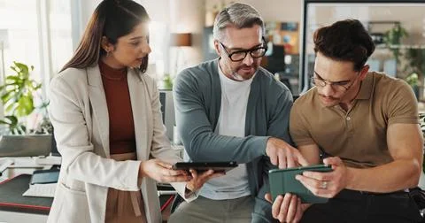 Programmers, people and tablet in office for advice, help and problem solving in Foto stock