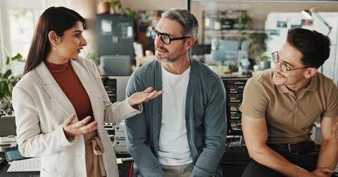 Programmers, people or talking in office for advice, feedback or problem solving Foto stock