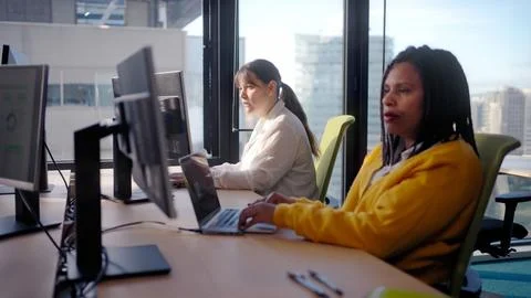 Programmers working on computers in modern office Stock-Fotos