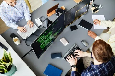 Programmers working on computers at office Stock-Fotos