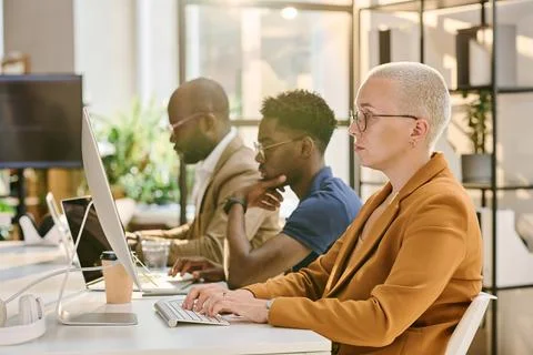Programmers working on computers at office Stock-Fotos