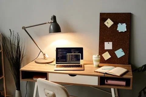 Programmers Workplace in Lamp Light Foto stock
