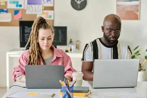 Programmers writing codes on computers Stock-Fotos