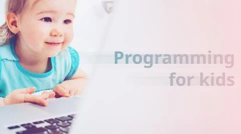 Programming concept for kids featuring a child with a laptop Stockfoto's