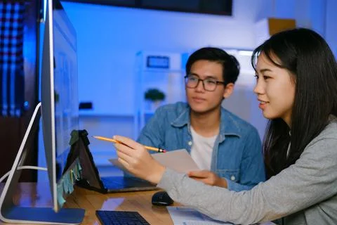 Programming development technology work at night. Foto stock