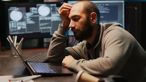 Programming engineer falling asleep on office desk Stockfoto's